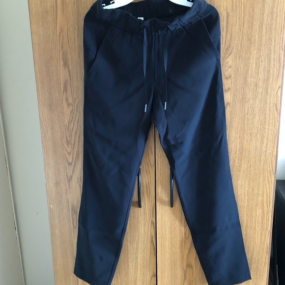 New Lululemon size 2 black tapered leg/midrise 7/8 length dress pants - Picture 2 of 4